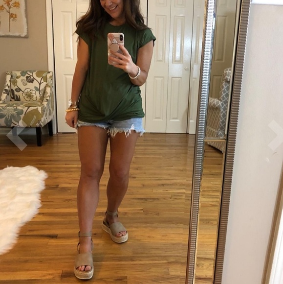 🆕️ ~ Short Cap Sleeve Front Twist Top - Picture 2 of 8